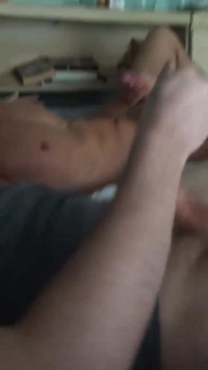 Grindr-twink lutscht großen schwanz und fickt ohne gummi
