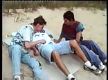 Rapazes gays fodendo na praia no verão