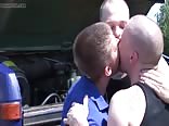 Sexo no sol de verão: 4 caras em ação de pornô gay