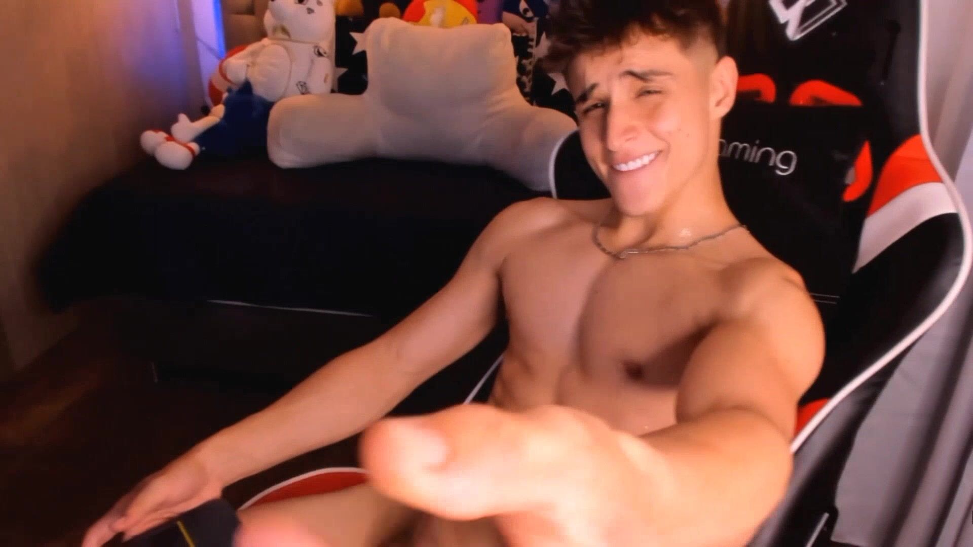 Twink entfesselt mega-samen-dusche