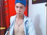 المراهق الأملس يحب اللعب باللعنة