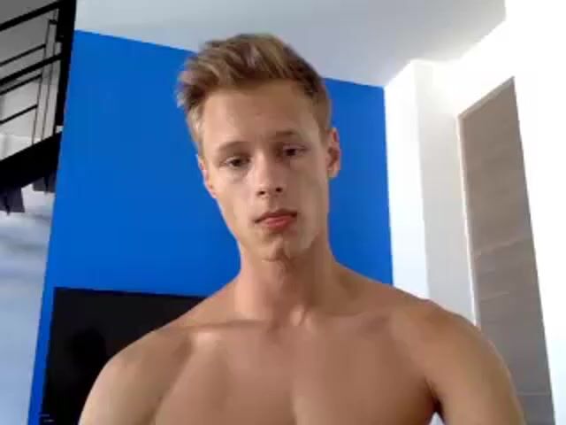 Blonde hunk jerks off in cute cam show