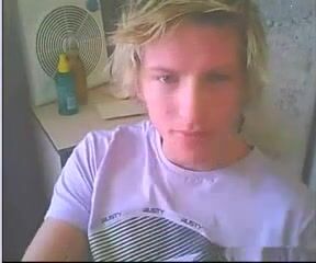Blonder surfer-camboy wichst mit super süßem gesicht
