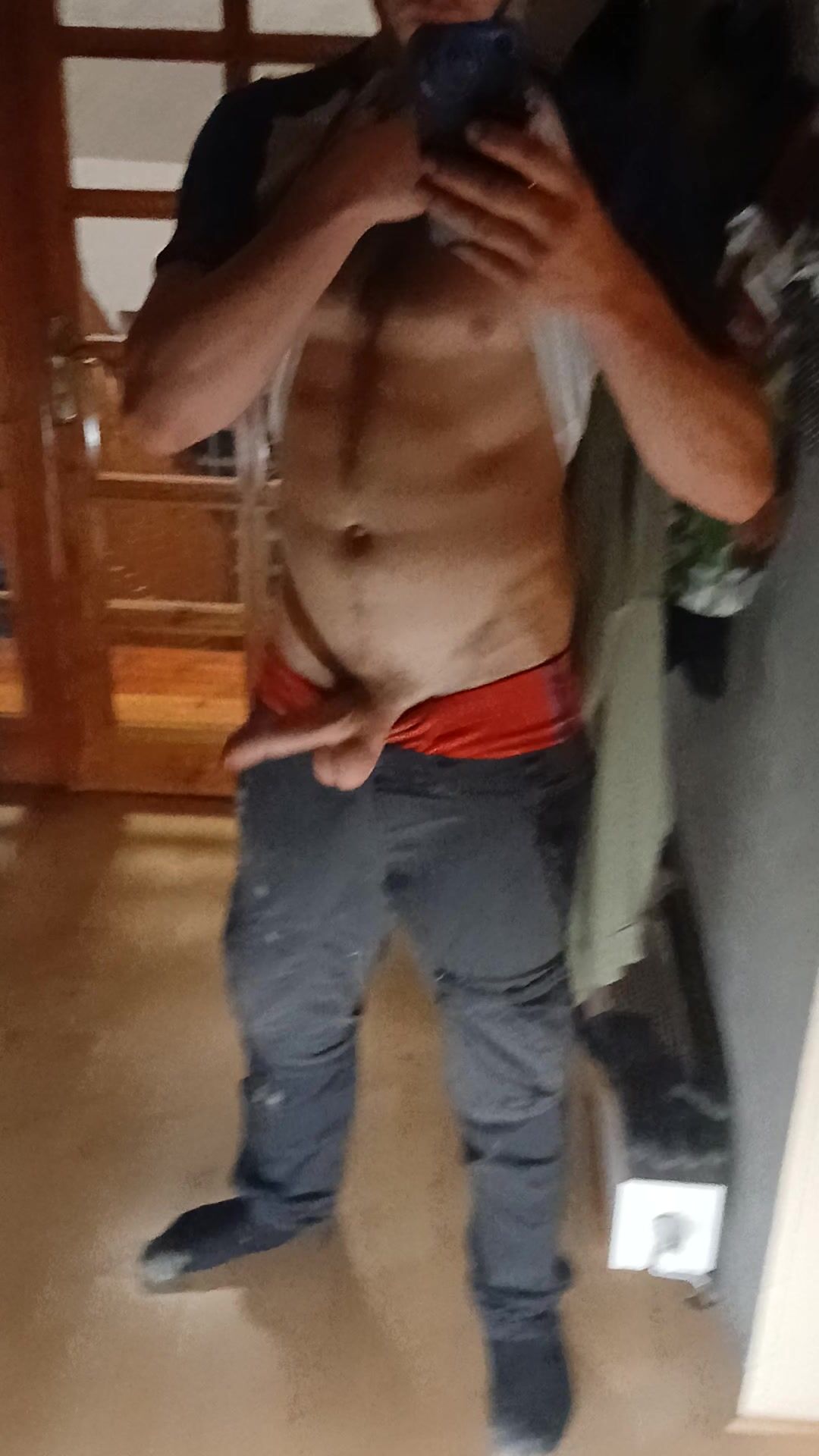 Garoto esportivo super sexy acaricia seu pau