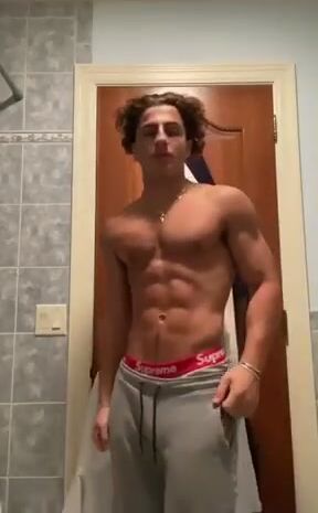 Supreme stripper dude pounds twink