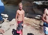 Ados surfeurs chevauchent la bite bareback du daddy musclé