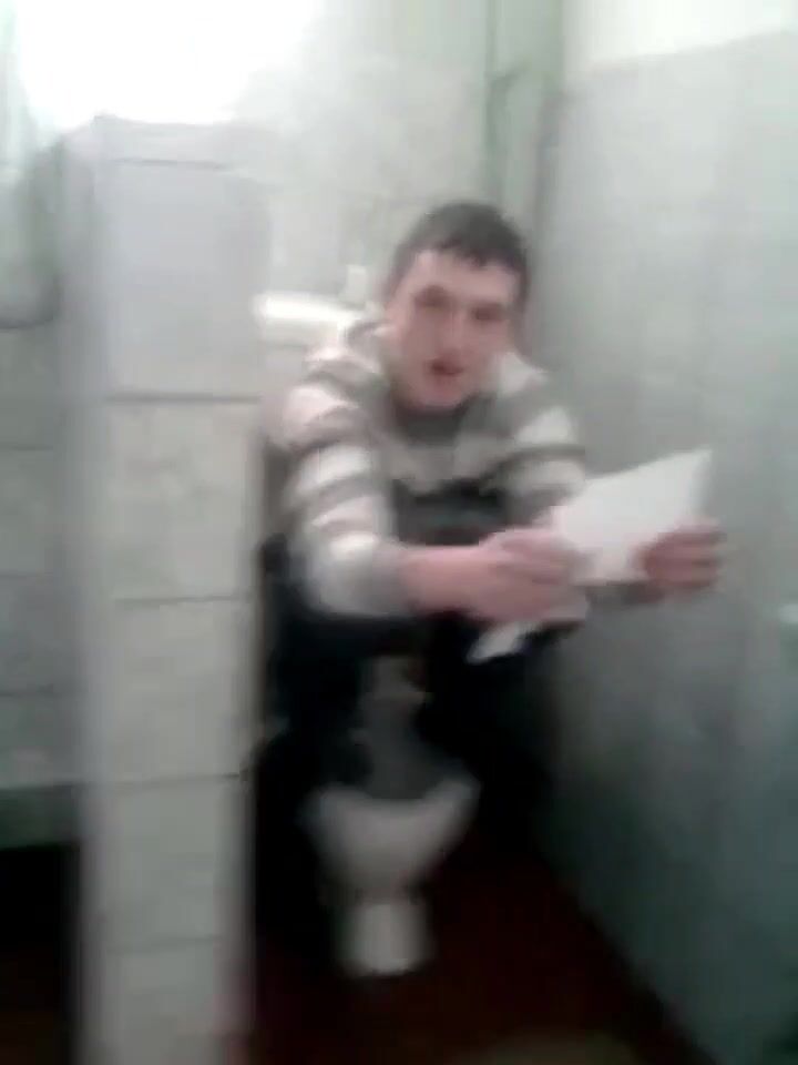 Von freunden nackt auf der toilette erwischt