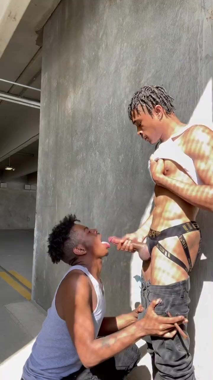 Twink swallows daddy’s muscle cock bareback in parking lot