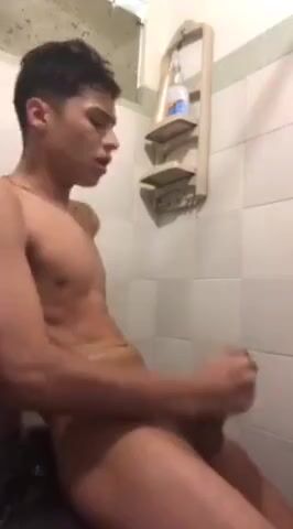 Adolescent mignon décharge son sperme chaud