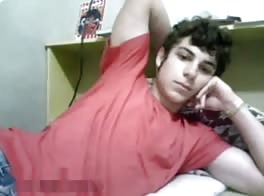 فتى غنج على الكاميرا يريد اللعب