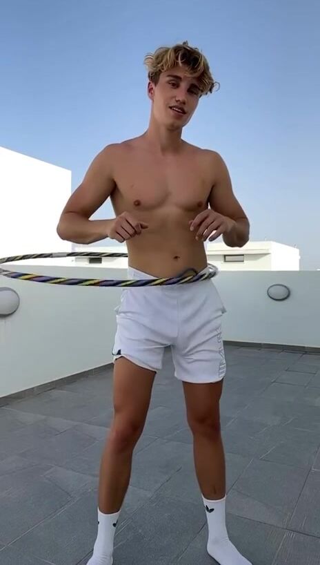 Sweet "hula hoop boy"