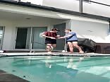 Poolboys werden vor der kamera geil schwulenporno
