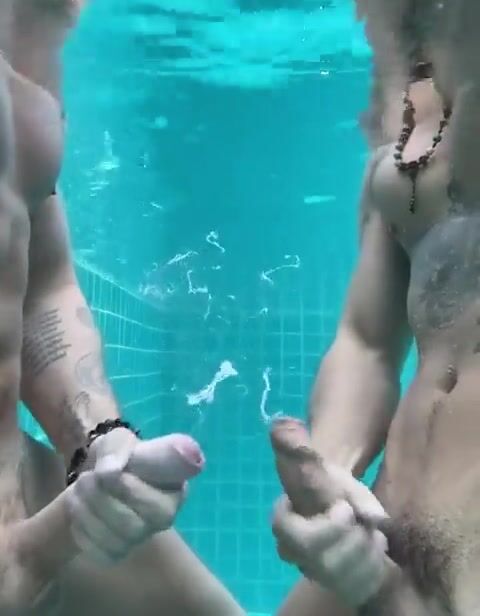 プールサイドでツインパパが水中で相互オナニー