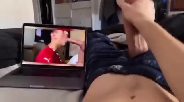 Contacts synchronisés révèlent le cul à cru du cousin gay