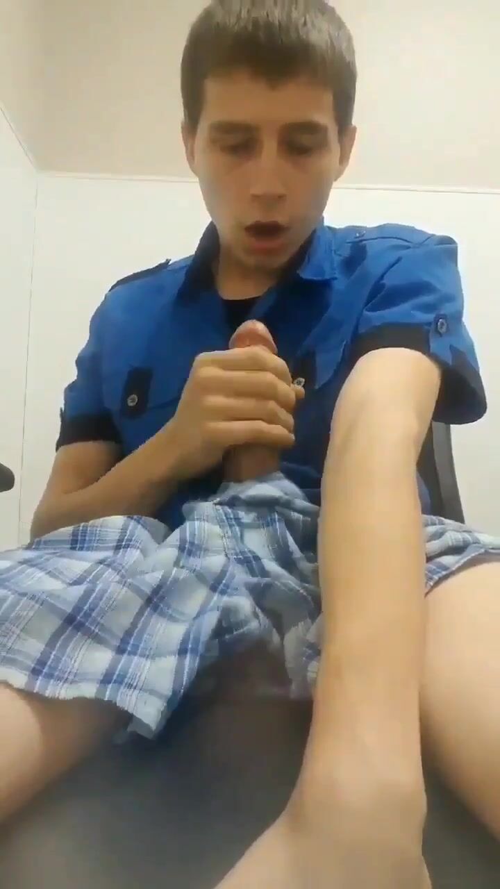 Twinks batendo punheta nos seus paus duros 34