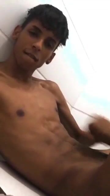 Twinks wichsen ihre harten schwänze 62