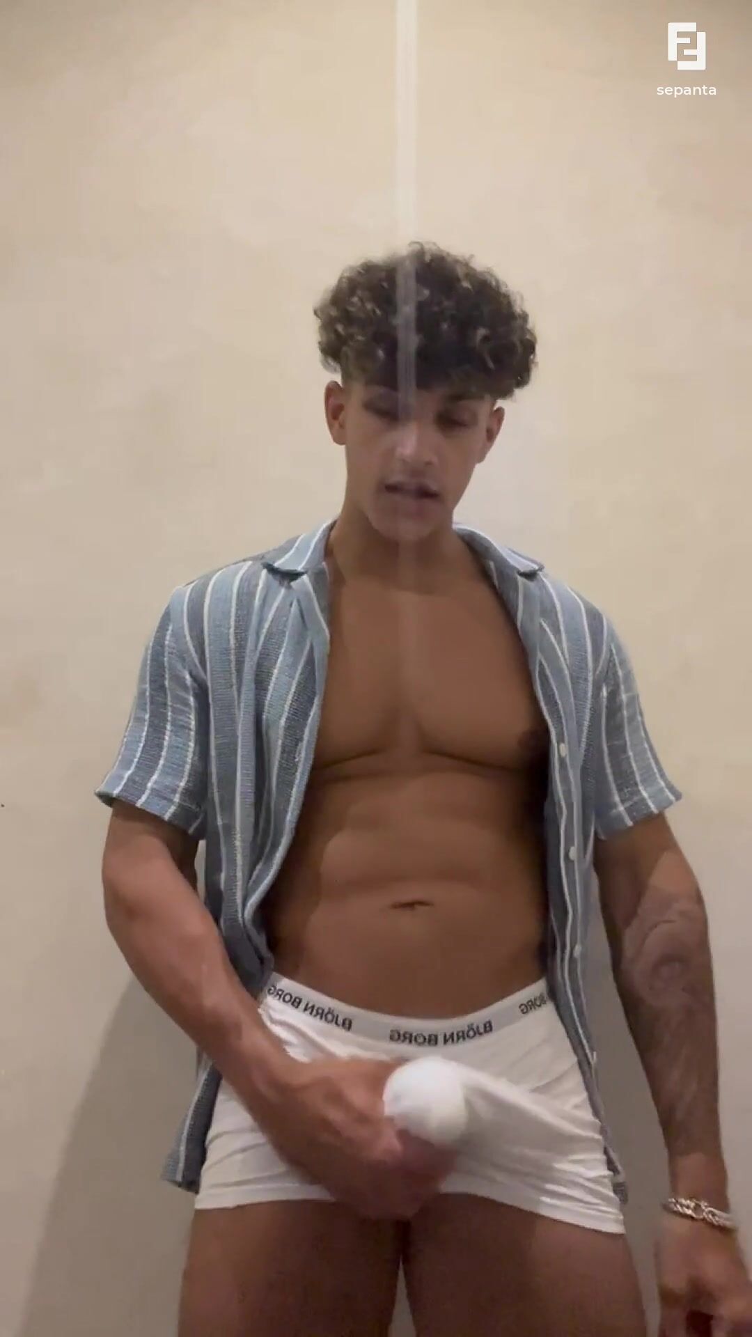 شباب نحيف يستمنون بأزبارهم المنتصبة 3
