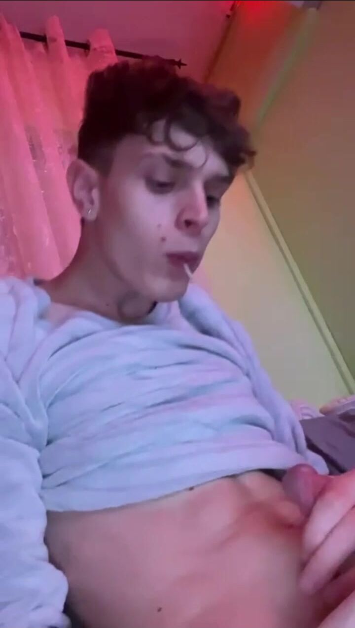 Minets se branlant leurs bites dures ensemble