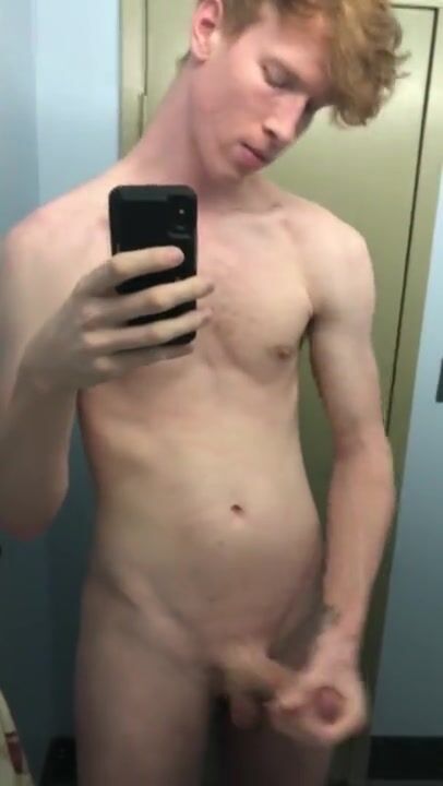 Pelirrojo masturbándose en el baño mientras sus compañeros de piso ...