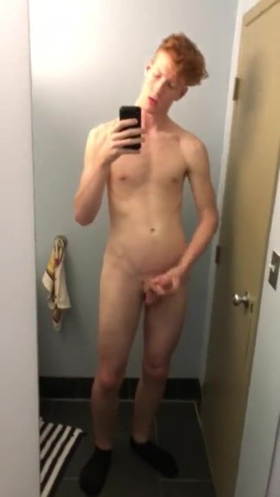 Roux ado se branle la bite dans les toilettes