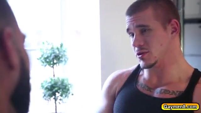 Secrets d'équipe à trois : ado, daddy et musclé en baise sans capote