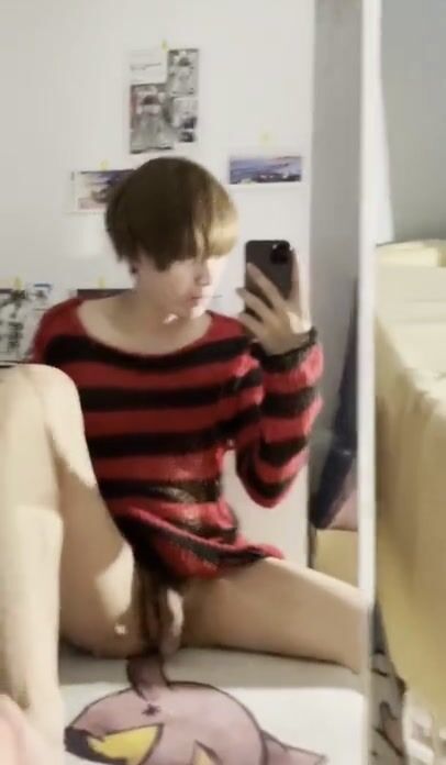 Taiwanese college twink jerk off