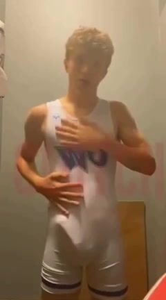 カムボーイが脱ぐ