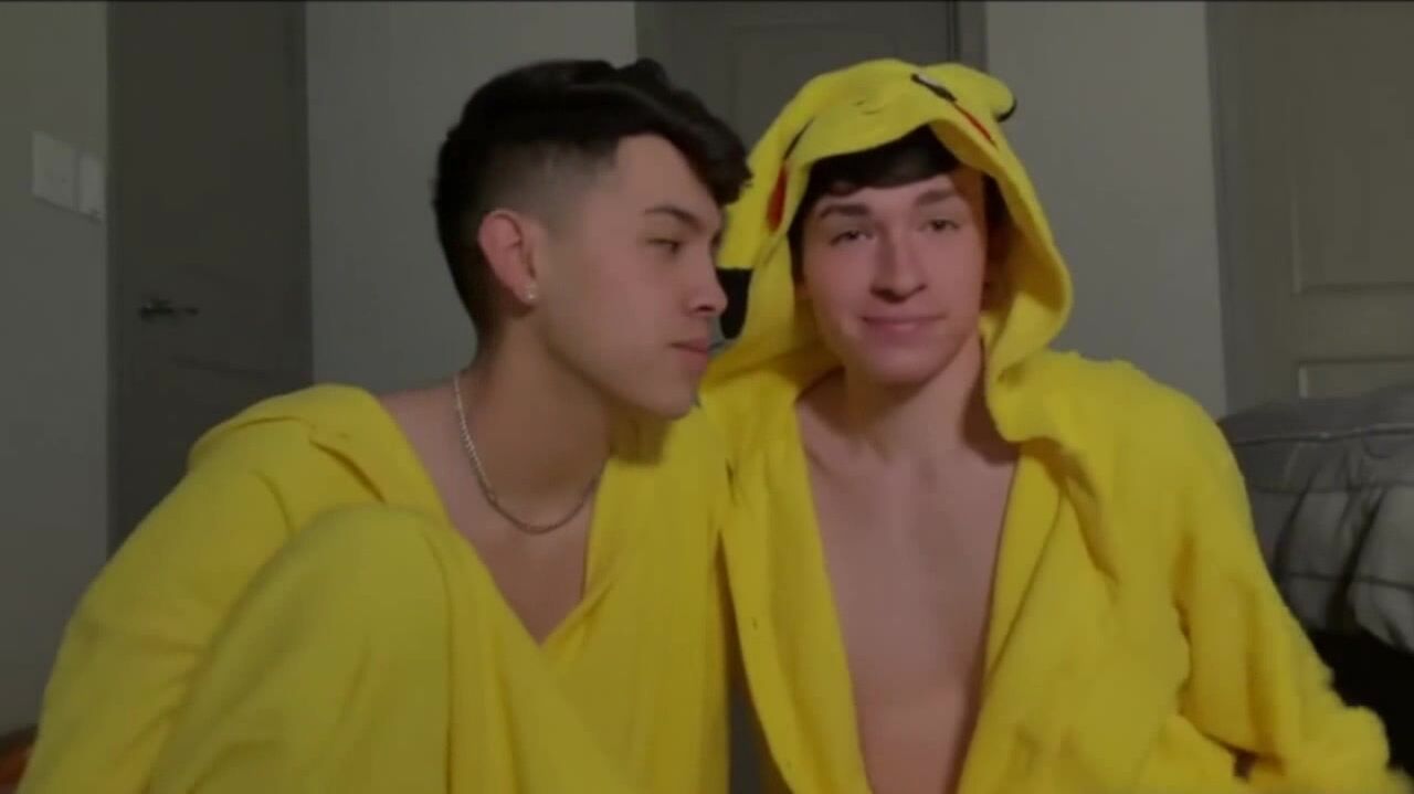 Adolescentes en pijama amarillo se lo quitan