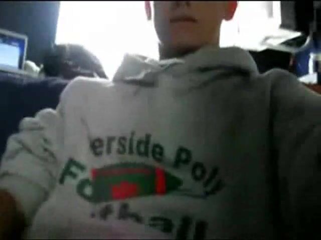 Ado mignon fan de foot branle la bite, éjacule sur le maillot