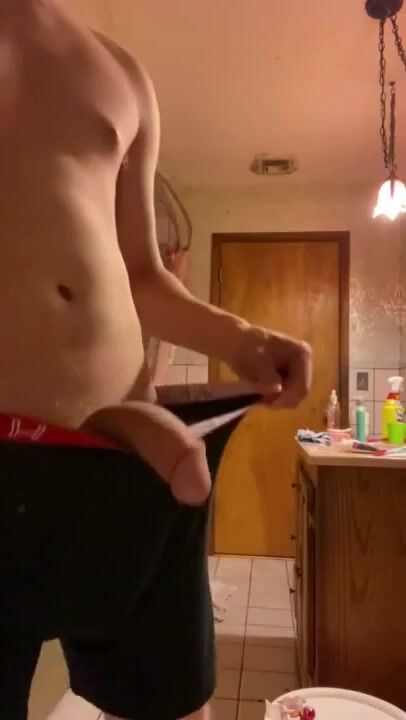 Duas mãos masturbam o pau sem camisinha do papai musculoso
