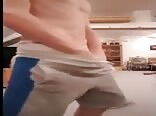 白色平角内裤里的巨大隆起：男孩在照顾他的鸡巴