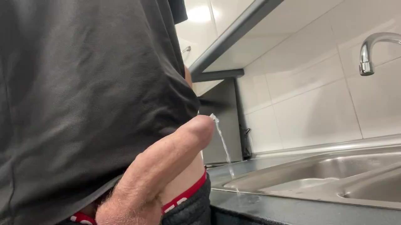 Cam-jungs drehen den hahn auf für bareback-spaß
