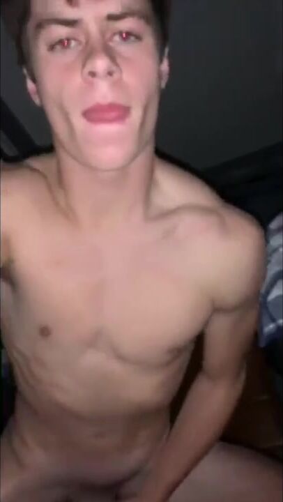 Adolescente alto bate uma punheta no pau musculoso e fode sem camis...