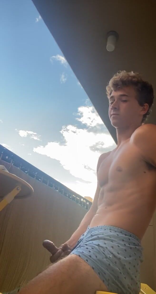 Tan brodie wichst auf dem balkon