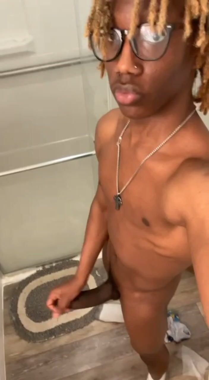 Tasty black dude in bathroom ????