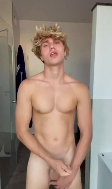 Frischer twink wichst hart für leckeren cumshot