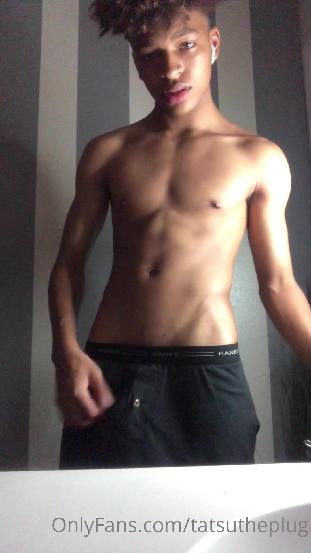 Chico musculoso negro provoca