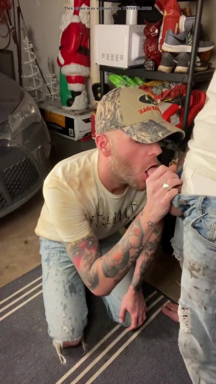 タトゥー入りイケメンがおしっこを飲む