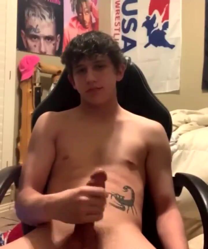 Tatted teen shoots cum straight up