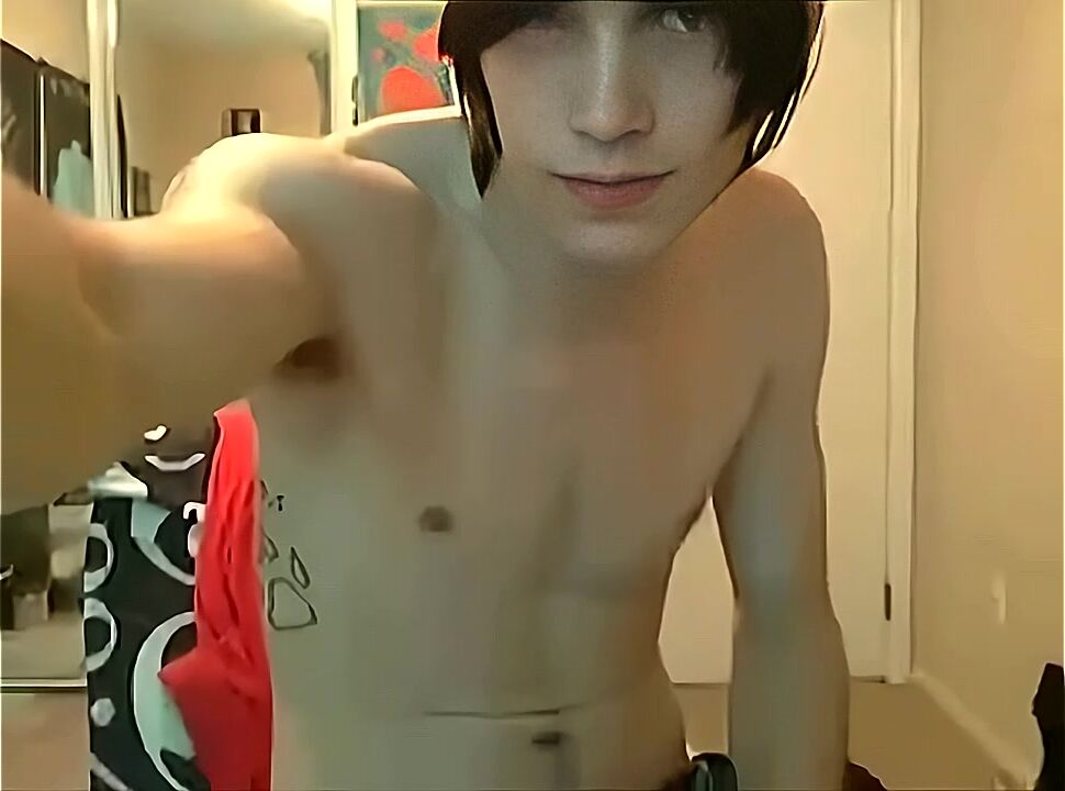 Ki-verstärkter punk-twinky mit tattoos wichst schwanz vor der cam