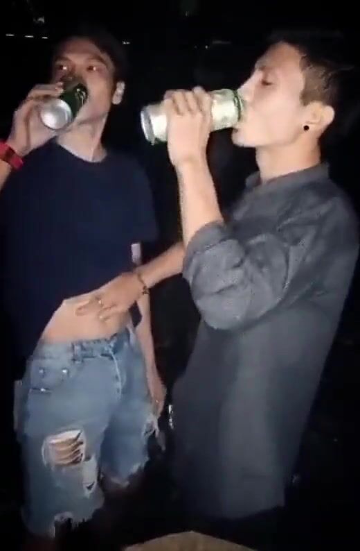Outdoor bareback: tattooed asian twinks fuck hard