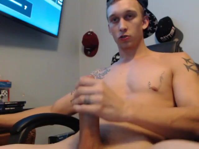 Bro tatoué se suce en webcam