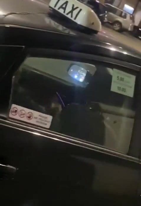 出租车司机抚摸他的阴茎
