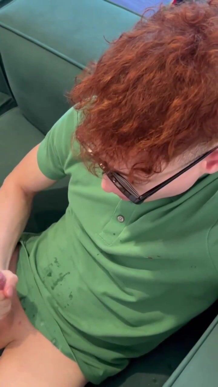 Adolescente pelirroja cubre camiseta verde de semen