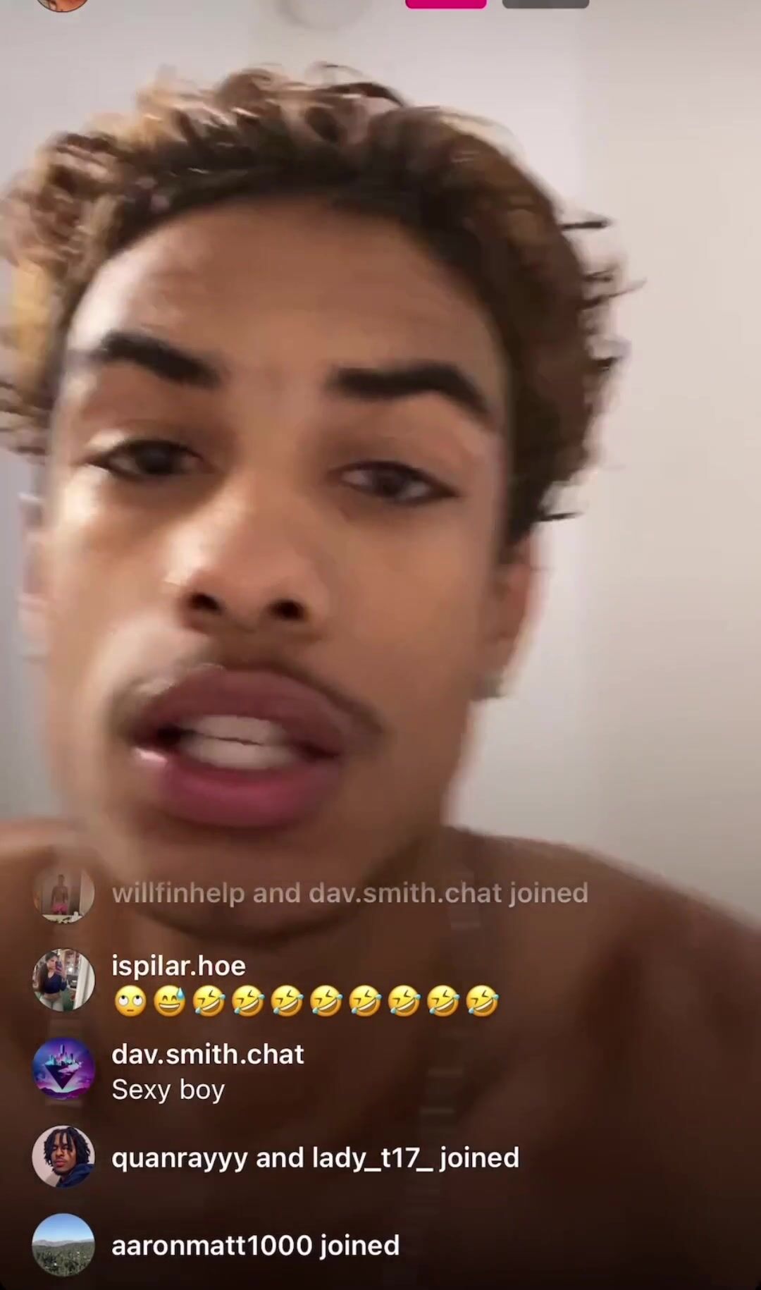Flash de bite accidentel pendant le live instagram d'un ado