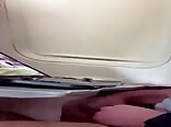 Teen spritzt aufs bein im flugzeug gay-porno