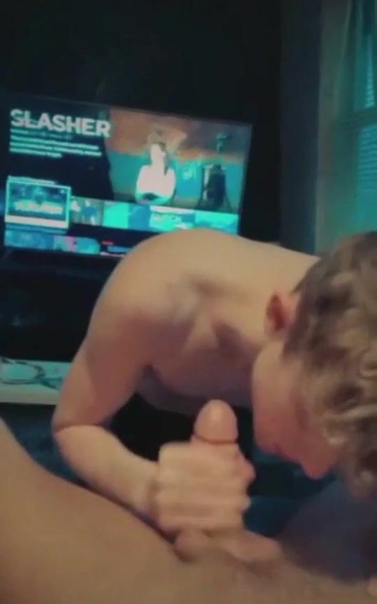 Adolescent twink alex atiende la polla cruda del papi