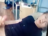 Schwarze teen-jungs spritzen im t-shirt bei sperma-session