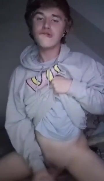 Chico adolescente se hace gobernar y se masturba