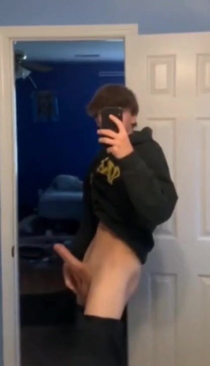 Teenager wichst im badezimmer